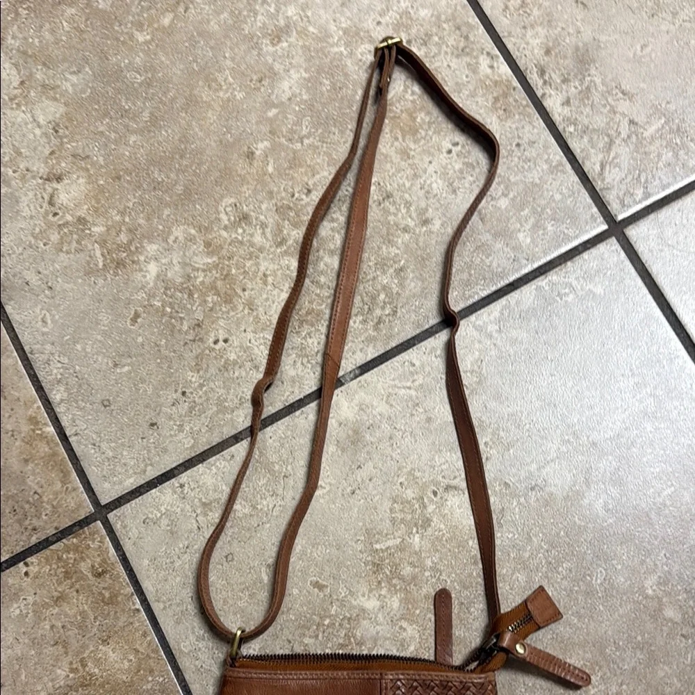 Classic Brown Leather Messenger Bag with Adjustable Strap